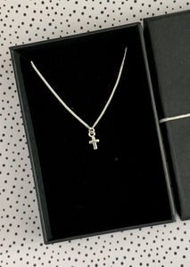dainty silver cross necklace