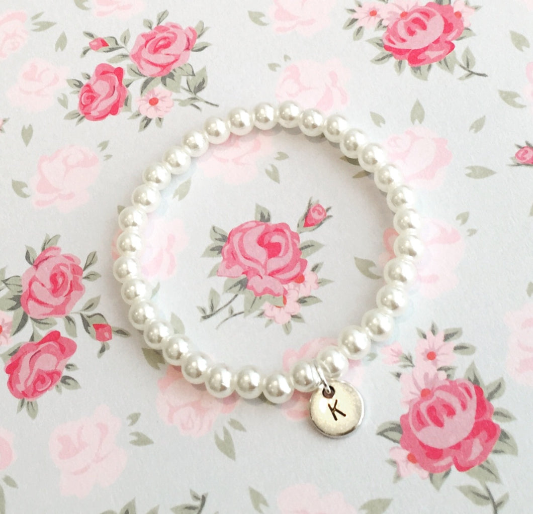 Pearl bracelet with letter / initial charm